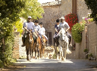 Las caminatas en el giro del castillo de Tocchi 